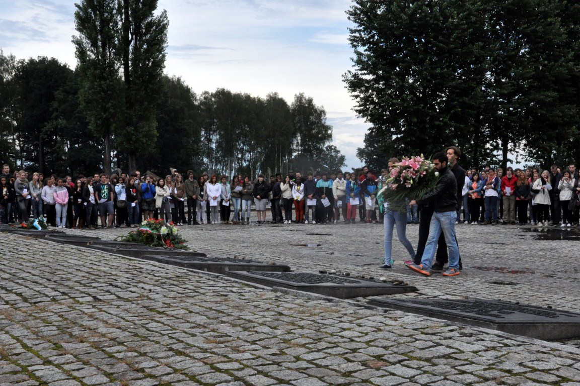  "Per un mondo senza razzismo e violenza", giovani di Sant'Egidio in pellegrinaggio ad Auschwitz. Un momento della visita al campo di concentramento